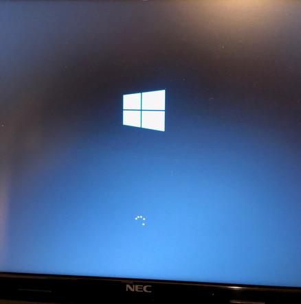 Windows10が半円で、クルクル、くるくるして、止まる。パソコンが起動しない